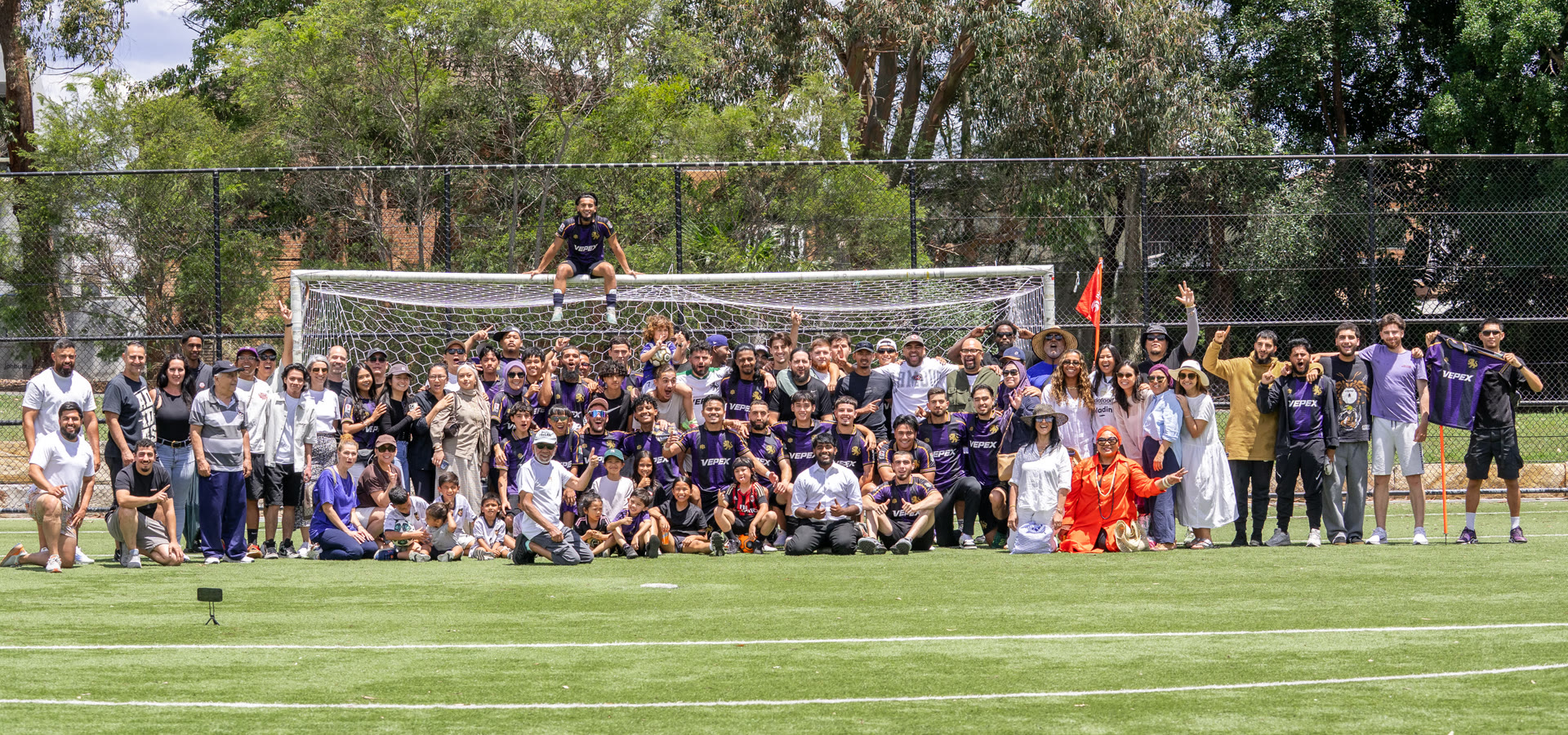 The whole KOMO family, players, staff, friends and family, in front of the goal after a match