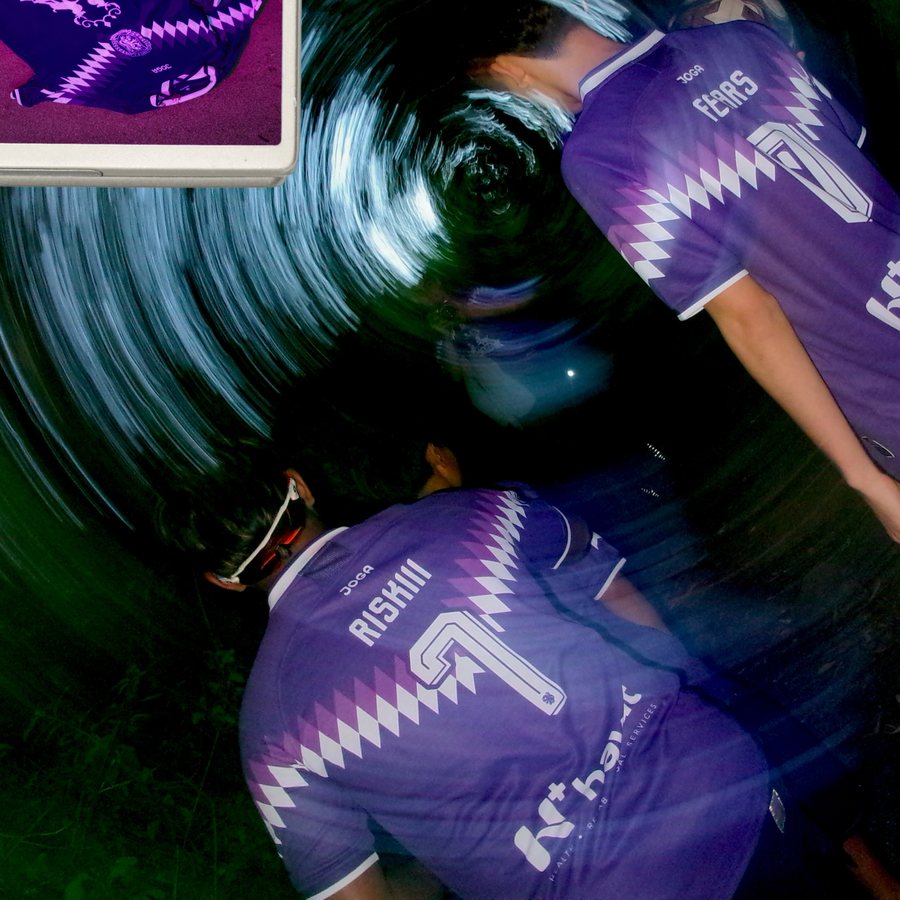 The zigzag and the name across the back of the shirt